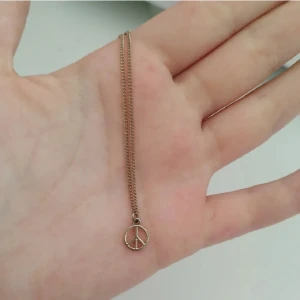 Halsband  - Ett halsband med en liten peace-symbol som hänge. Halsbandet är i guld och har en justerbar kedja med ett klolås. Den är sparsam använd.