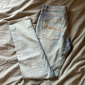Nudie jeans - Säljer dessa Nudie jeansen i modellen Lean Dean. Färgen är Broken Sage. Storlek 32/32. Jätte sparsamt använda när dem har används men har typ inte används ser ut som nya. Kontakta vid frågor funderingar och prisförslag😊
