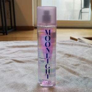 Moonlight Body Mist 236ml Ariana Grande - Fräsch och lätt body mist från Ariana Grande som använts ett antal tillfällen. Flaskan rymmer 236 ml.