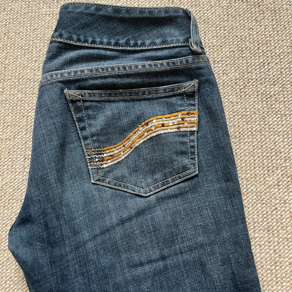 Super snygga vintage lågmidjade bootcut jeans!😍 innerbenslängden är 83 och midjemåttet 38. På tredje bilden är spegeln är smutsig inte jeansen!!😄. Jeans & Byxor.