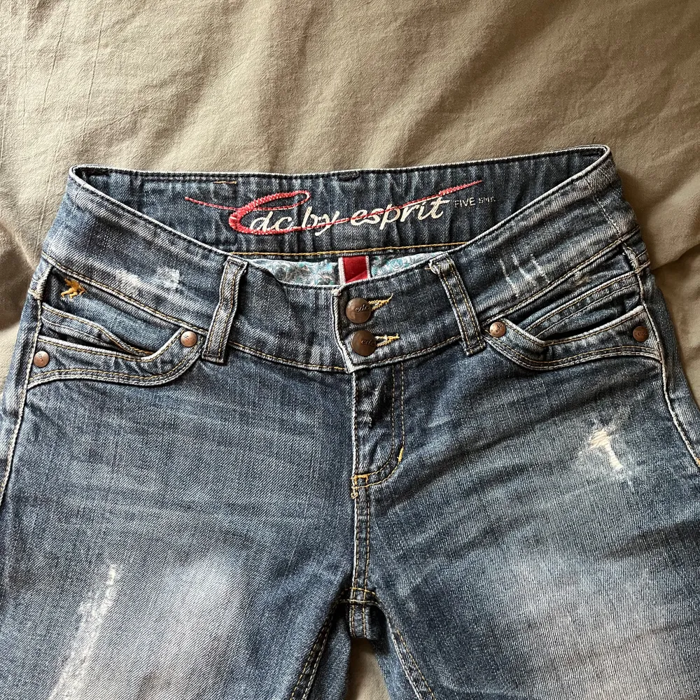 Säljer dessa snygga lågmidjade jeansen då dem inte passar. Dem är blå med ljusare på vissa ställen och coola slitage. Kontakta gärna vid frågor och funderingar😊EDC/Esprit. Jeans & Byxor.