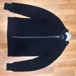 Samsøe samsøe stickad kofta - Svart Stickad Samsøe samsøe kofta i bra skick Storlek M 