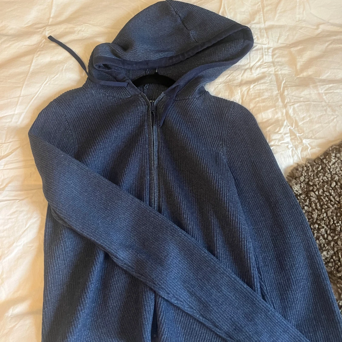 Mörkblå ribbad hoodie från Monki