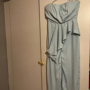 Balklänning  - Super fin turkos/ljusblå balklänning från L.B.C. I storlek M