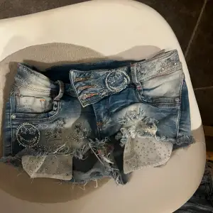 Verkligen skit snygga shorts, dom är i storlek s men skulle säga att dom passar xs bättre. Skriv för fler bilder 