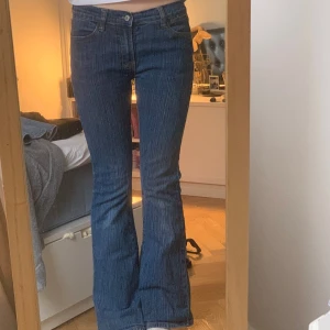 Brandy Melville jeans  - Low/midwaist jeans från brandy Melville 🪅🪅Midja 35cm och innerbenslängd 78 men ganska stretchigt material :) skriv vid frågor!! Säljer även fler brandy jeans 