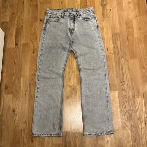 Riktigt schyssta jeans Säljer för att jag har ett par till  Stolek 31 men passar som en W32/33 L32