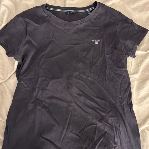 Gant t-shirt - En mörk blå gant t-shirt utan skador!💙