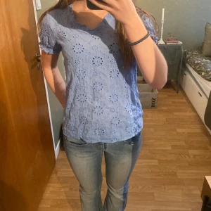 Blå blus  - Säljer denna jättesöta blåa blusen från okänt märke i storlek S. Kontakta vid frågor!