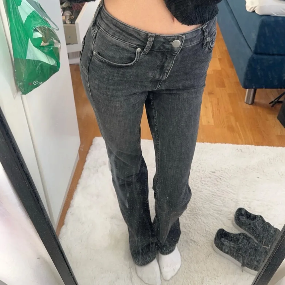 söta svarta midwaist jeans från zara, jätte sköna, perfekt skick!❤️. Jeans & Byxor.