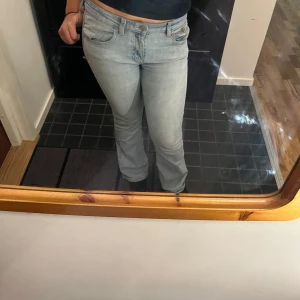 Ljusblåa jeans - Lågmidjade jeans, Lager 157