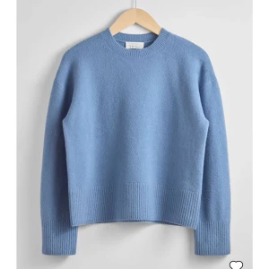 Stickad tröja & other stories - Jättefin stickad tröja från & other stories, endast använd fåtal gånger. Nypris 550kr