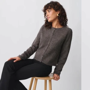 Stickad Kofta  - Säljer denna super mysiga och fina stickade kofta pågrund av att jag har två likadana!! Endast använd 1 gång.  Nypris 399 kr 💕💕💕 SLUT PÅ HEMSIDAN