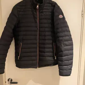 Riktigt snygg moncler jacka. Perfekt under höst och vår. Har en defekt som man ser på bild 3 Där av priset  Hör av er vid frågor 