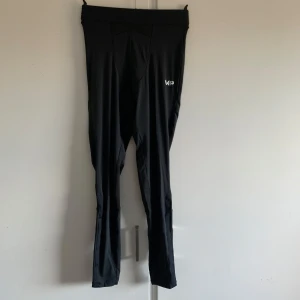 Svarta träningstights från MP - Säljer ett par svarta träningstights från MP i storlek XS. De är perfekta för träning med en tight passform och hög midja för extra stöd. Materialet är stretchigt och bekvämt, vilket gör dem idealiska för intensiva träningspass. Helt nya Aldrig använda. 