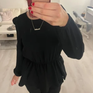 volangblus  - super fin svart volangblus från Only! storlek Xs💗