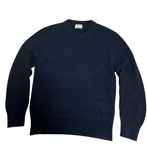 Acne studios tröja  - Acne Studios SS16 tröja i storlek medium.  Bra skick. Perfekt för höst och vinter! Skriv i DM om intresserad eller har frågor kan även skicka fler bilder samt mått. Pris kan diskuteras