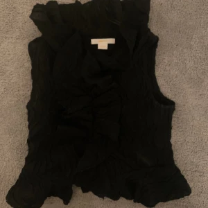 En svart blus/linne från Gina tricot - Säljer denna blus/linne från Gina tricot som tyvärr är för liten för mig. Inga defekter🤗