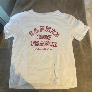 Fin t shirt med tryck - Fin vit t shirt med röd text från zara!