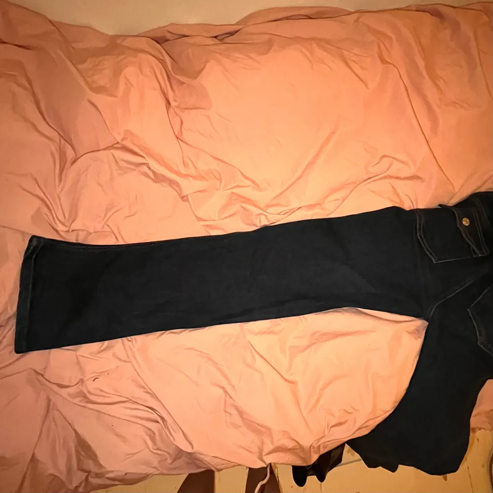 90’s boot xxs short. de passar mig perfekt (är 158) då de går precis till golvet. tyvärr är de för små i midjan. 😅färgen är en mörkblå, dark used, finns att kolla på hemsidan. 💙tveka inte att skicka vid frågor eller fler bilder☺️nypris 400kr . Jeans & Byxor.