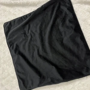 Svart överdrag - Svart sammet överdrag till soffkudde tex, mått är 50x50 och är helt nytt. Inköpt på Mio 😊