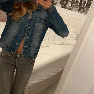 Jeansjacka från ONLY - Säljer en snygg jeansjacka från ONLY i storlek 36. Den har en klassisk blå denimfärg med knappar framtill och två bröstfickor 💙