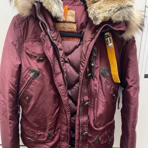 Parajumper Jacka - Äkta parajumper jacka, med äkta päls. Använd knappast två vintrar och är kemtvättad. Nypris - 9 999kr. Storlek S