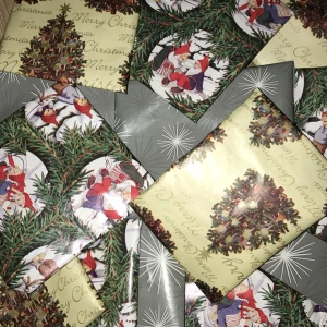 Julklappar  - Julklappar med blandade sorters smycken. Det kan vara halsband, armband, örhängen, phonecharms, nyckelringar.mm. 75 kr paketen innehållande halsband, örhängen och armband. 50 kr paketen innehållande phonecharms, nyckelringar, ringar, armband.mm. 