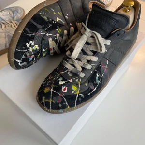Maison Margiela GATs - Maison Margiela ”splatter gats”. Toppen skick, dustbags och allt OG medkommer. Passar både 42 och 43 fråga inte om det tack.