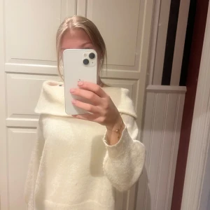 stickad offshoulder tröja - säljer min beiga offshoulder tröja från jdy då den inte kommer till användning längre. skicket är mycket bra. de är storlek xs och den är köpt för 450 men säljer för 200💕