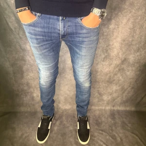 Replay anbass jeans  - // Replay anbass jeans | Storlek W32/L32 | Benlängd: 109cm / Midja: 42cm | Nypris runt 1800kr | Kontakta för fler frågor eller funderingar // Deluxecloset