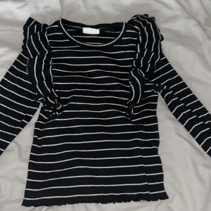 Barn tröja  - Randig tröja,svart o vit, långärmad,volanger💗