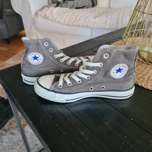 Converse Chuck Taylor knappt använda  - Säljer ett par grå Converse som knappt är använda. 