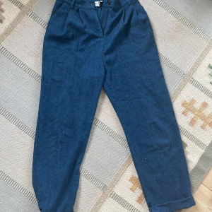 Byxor Junkyard - djupt blå, modell. 