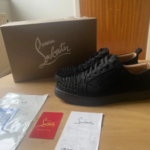 Louboutin skor - ⚫️⚫️Säljer ett par svarta loubs⚫️⚫️skick 8/10. Skorna är använda och allt på bilderna följer med i frakt. Skriv gärna för fler frågor eller funderingar! Pris kan diskuteras!
