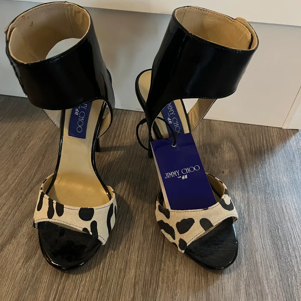 Säljer ett par helt oanvända skor från Jimmy Choo by HM i strl 36. Köparen står för frakten. . Skor.