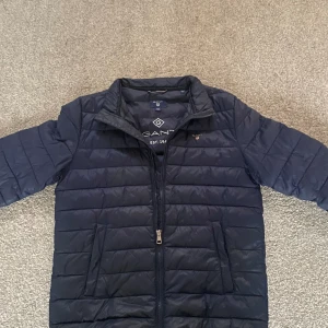 Gant dunnjacka - Säljer en mycket fin Gant dunnjacka som fungerar bra på både höst och våren. Den har dock en defekt på baksidan men den syns inte vid användning