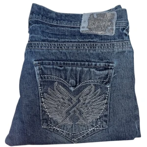 Armored Saint jeans - Armored Saint jeans Straight fit. W36. En Belt loop har lossnat (bild 3) [Ytterbenslängd 110cm] [Innerbenslängd 83cm] [Midja 50cm] [Benöppning 23cm]