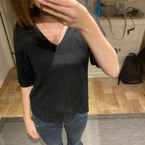 Glittrig topp - Jättesöt och festlig topp!! Aldrig använd, alltså jättefint skick. 💖💖