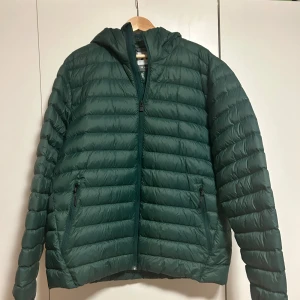 McKinley dunjacka  - Dunjacka från McKinley i storlek XXL, använd med i mycket bra skick! Säljer åt min pappa.