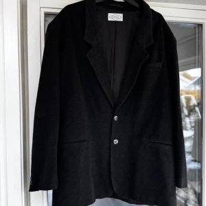 Retro jacka - 90-talskavaj i 70% ull. Jag har använt dem som oversize kavaj, men det är en herr i strl 54. Se profil i lila också!   Rensar ur min garderob just nu🌼 Kika och se om du ser något mer i min profil som du gillar så skickar jag med det till dig också!😊 