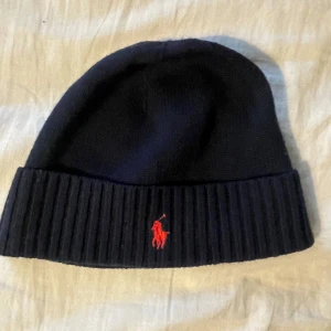 Polo ralph lauren mössa - Knappt använd ralph lauren mössa, nypris är 700 kr. En liten lapp i mössan är avklippt för den skavde men det var ingen nödvändig lapp, stod ”onesize” på den. Priset ej hugget i sten🙌