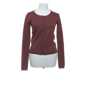 Vinröd kofta✨ - Fina detaljer på ärmarna! Sitter tight och enligt storleken.