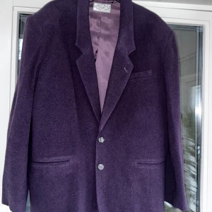 Retro kavaj  - 90-talskavaj i 70% ull. Jag har använt dem som oversize kavaj, men det är en herr i strl 52.  Se profil för svart också.Rensar ur min garderob just nu🌼 Kika och se om du ser något mer i min profil som du gillar så skickar jag med det till dig också😊 