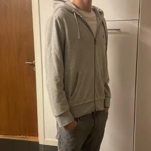 Polo Ralph Lauren Ziphoodie - Detta är en snygg och clean Polo Zip. Den är i bra skick hör av er om ni är intresserade eller har frågor!