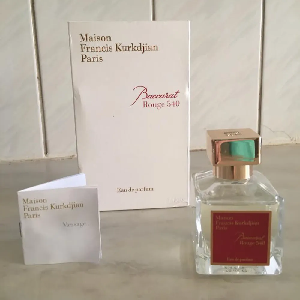 Säljer min Maison Francis Kurkdjian Baccarat rouge 540 parfym. Jag fick den som present från min mamma, men eftersom jag redan har flera parfymer att använda upp och behöver pengar snabbt, så säljer jag denna. Kom gärna med prisförslag. 💕. Parfym.