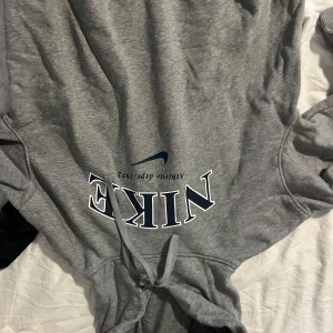 Nike hoodie  - Storlek S oversized i modellen, använd någon enstaka gång  nypris 799kr säljer för 300kr. 