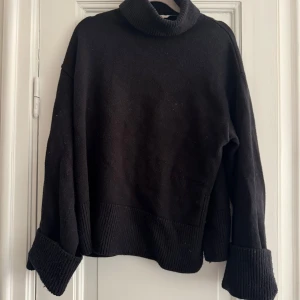 Svart polotröja från Zara - Säljer en svart polotröja från Zara i storlek S. Tröjan är stickad och har långa ärmar med ribbade muddar. Perfekt för höst och vinter, den är både stilren och bekväm. Passar bra till både vardag och festliga tillfällen.