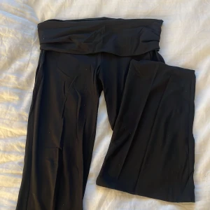 Lowwaist bootcut yogapants - Säljer mina lowwaist bootcut yogapants från GinaTricot då dom är för stora. Därför är de ej använda, alltså i fint skick!❣️Skriv vid funderingar❣️