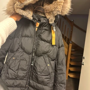 Parajumper long bear  - Para jumper long bear i storlek S. Nästan ny skick på jackan. Precis blivit kemtvätad.